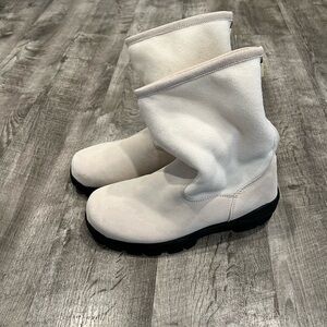 Lands' End Cream Winter Boots Minimalist Design